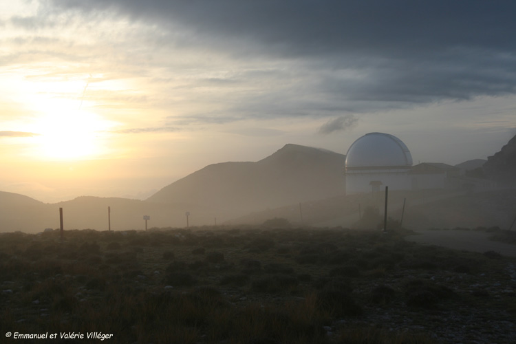 Un observatoire dans la brume