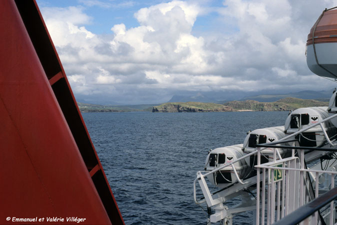 Les Summer Isles et le Coigach vus du ferry Calmac.