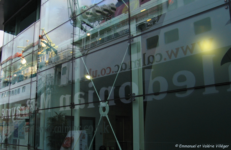 Reflets sur les bureaux de la Caledonian McBrayne.