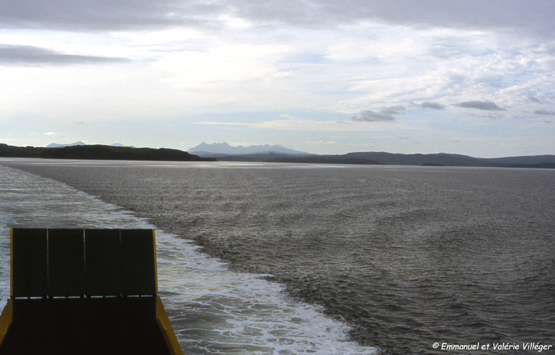 Au départ de Uig (Skye) vers Harris, vue vers les Cuillins.