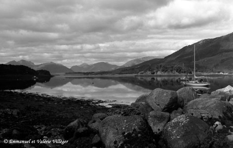 Le loch Leven devient un miroir par un jour calme, vue du port de Glencoe