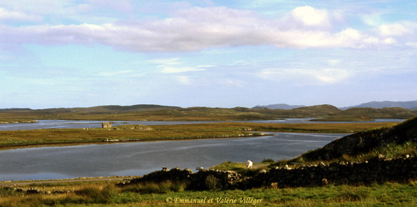 Loch Roag et Eilan Kearstay vus du site principal de Calanais