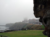Château de St Andrews, au fond la cathédrale dans la brume